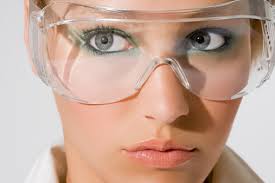 دلایل استفاده از عینک های ایمنی در هنگام کار چیست؟